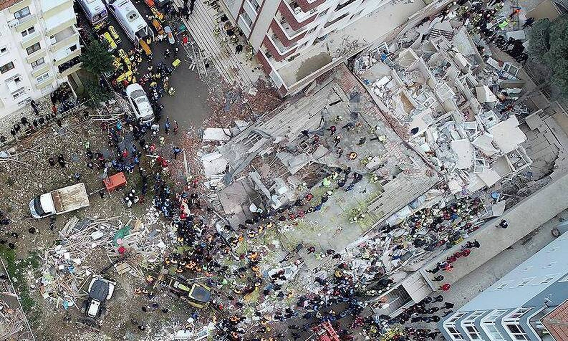 Βίντεο – ντοκουμέντο από τη στιγμή της κατάρρευσης του κτηρίου στην Κωνσταντινούπολη