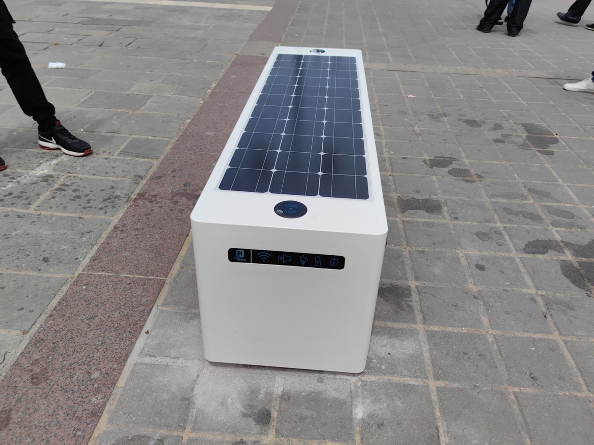 Τρίπολη: Εγκαταστάθηκαν νέα «έξυπνα» ηλιακά παγκάκια